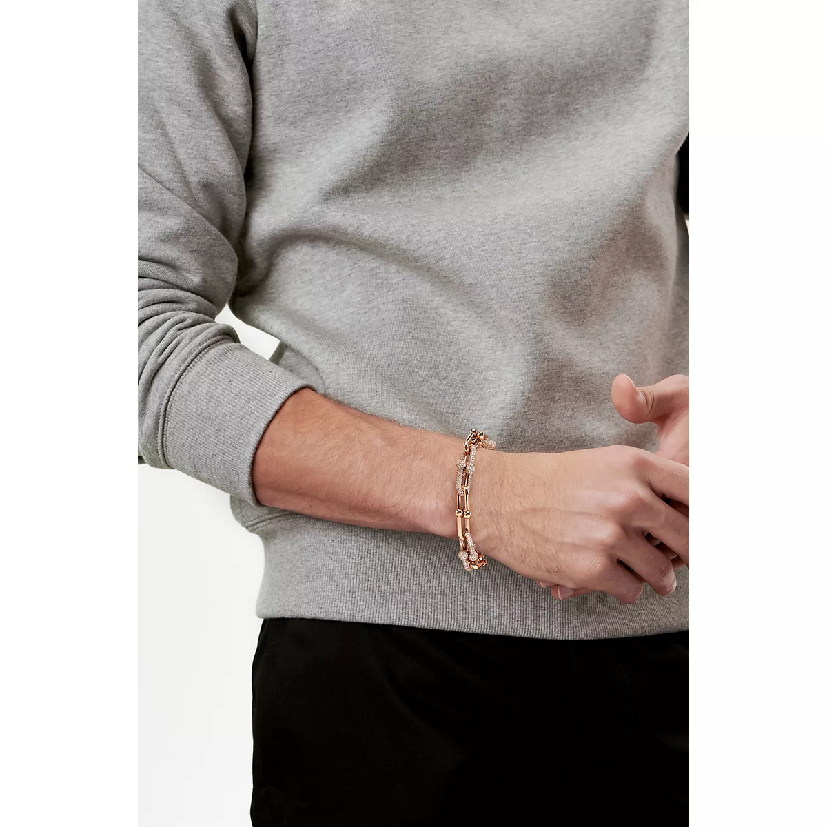 {"JeweliWhal": "HARDWEAR ARMBAND MIT GROSSEN GLIEDERN AUS ROSÉGOLD MIT DIAMANT-PAVÉ"}