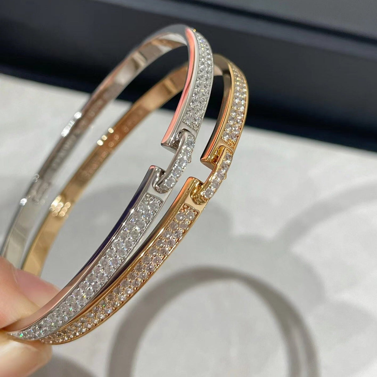 {
"⭐⭐JeweliWhal": "LIENS VIDENCE ARMBAND MIT DIAMANT-PAVÉ"
}