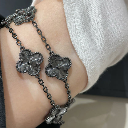 [⭐⭐JeweliWhal]CLOVER 5 MOTIF ARMBAND SCHWARZ