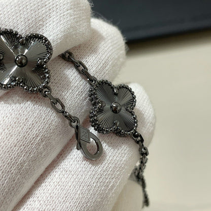 [⭐⭐JeweliWhal]CLOVER 5 MOTIF ARMBAND SCHWARZ