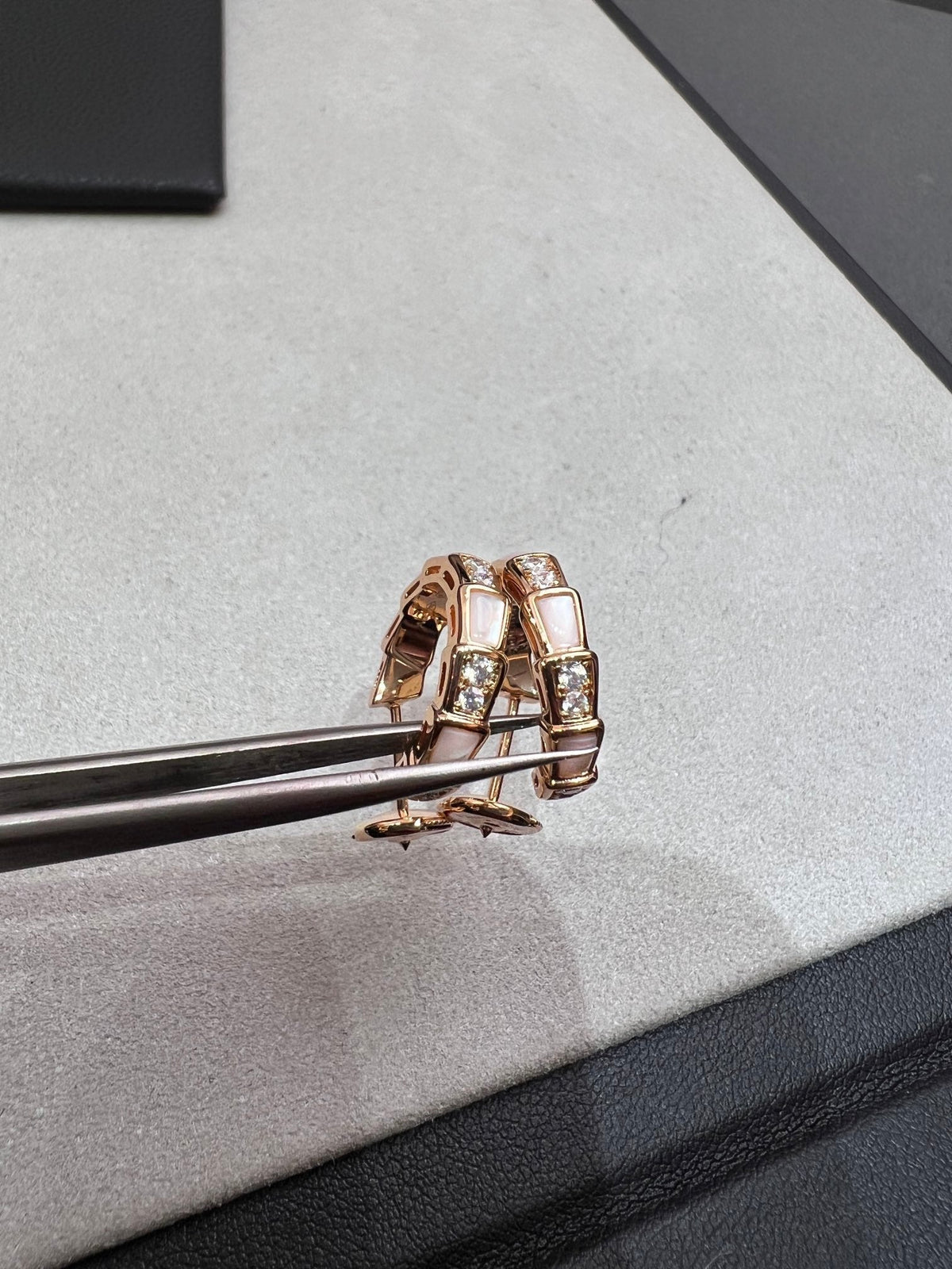 [⭐⭐JeweliWhal]SERPENTI MOP PINK GOLD EARRINGS