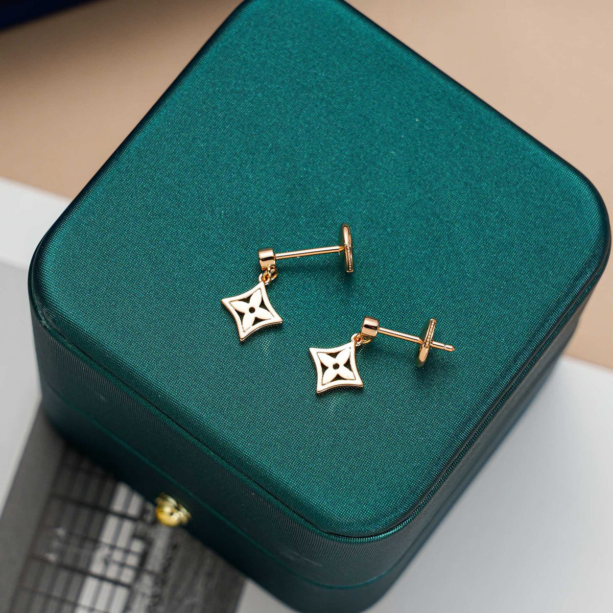 [⭐⭐JeweliWhal]STAR EARRINGS GOLD