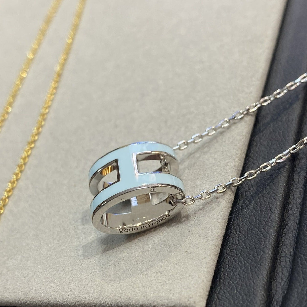 [⭐⭐JeweliWhal]POP H LIGHT BLUE NECKLACE