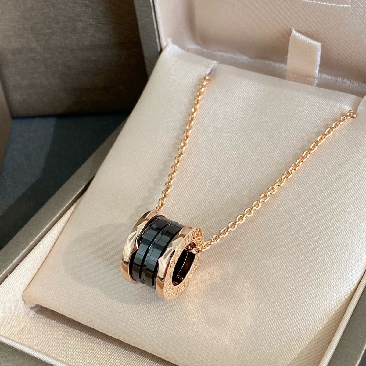 [⭐⭐JeweliWhal]ZERO 1 BLACK CERAMIC PINK GOLD NECKLACE