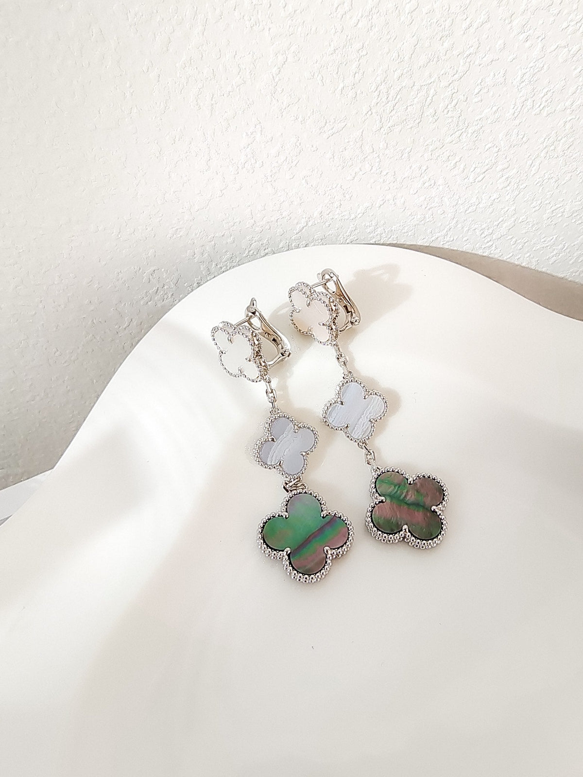 [⭐⭐JeweliWhal]CLOVER 3 MOTIVE CHALCEDON DUNKEL PERLMUTT SILBEROHRRINGE