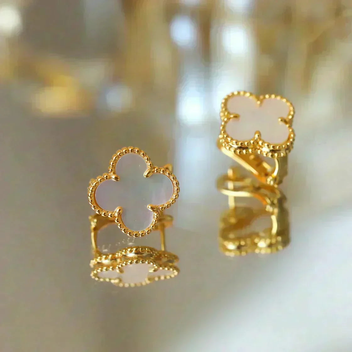 [⭐⭐JeweliWhal]CLOVER MEDIUM 1 MOTIFS  WHITE MOP STUD EARRINGS