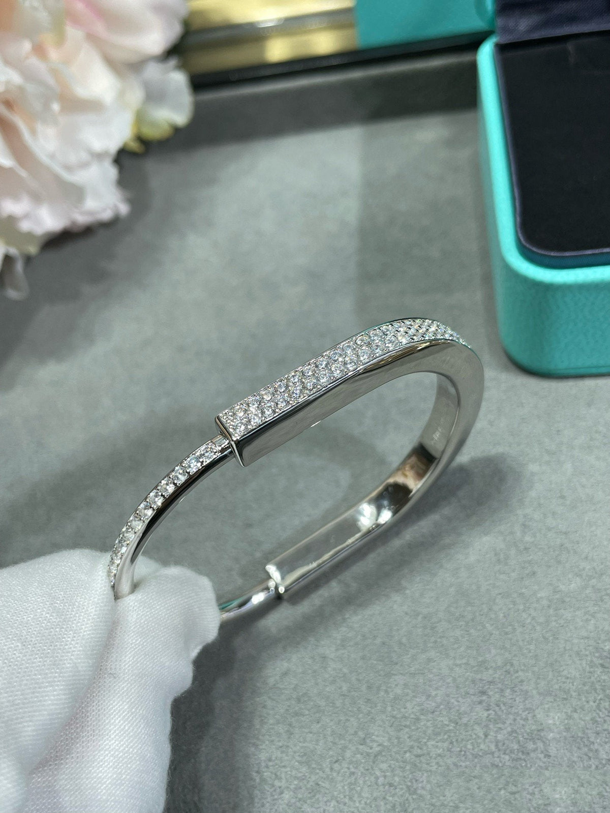 [JeweliWhal]LOCK BRACELET DIAMOND PAVED