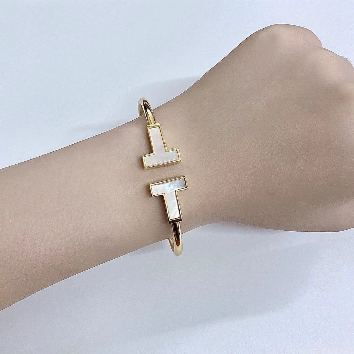 [JeweliWhal]T WIDE MOP OPEN BRACELET