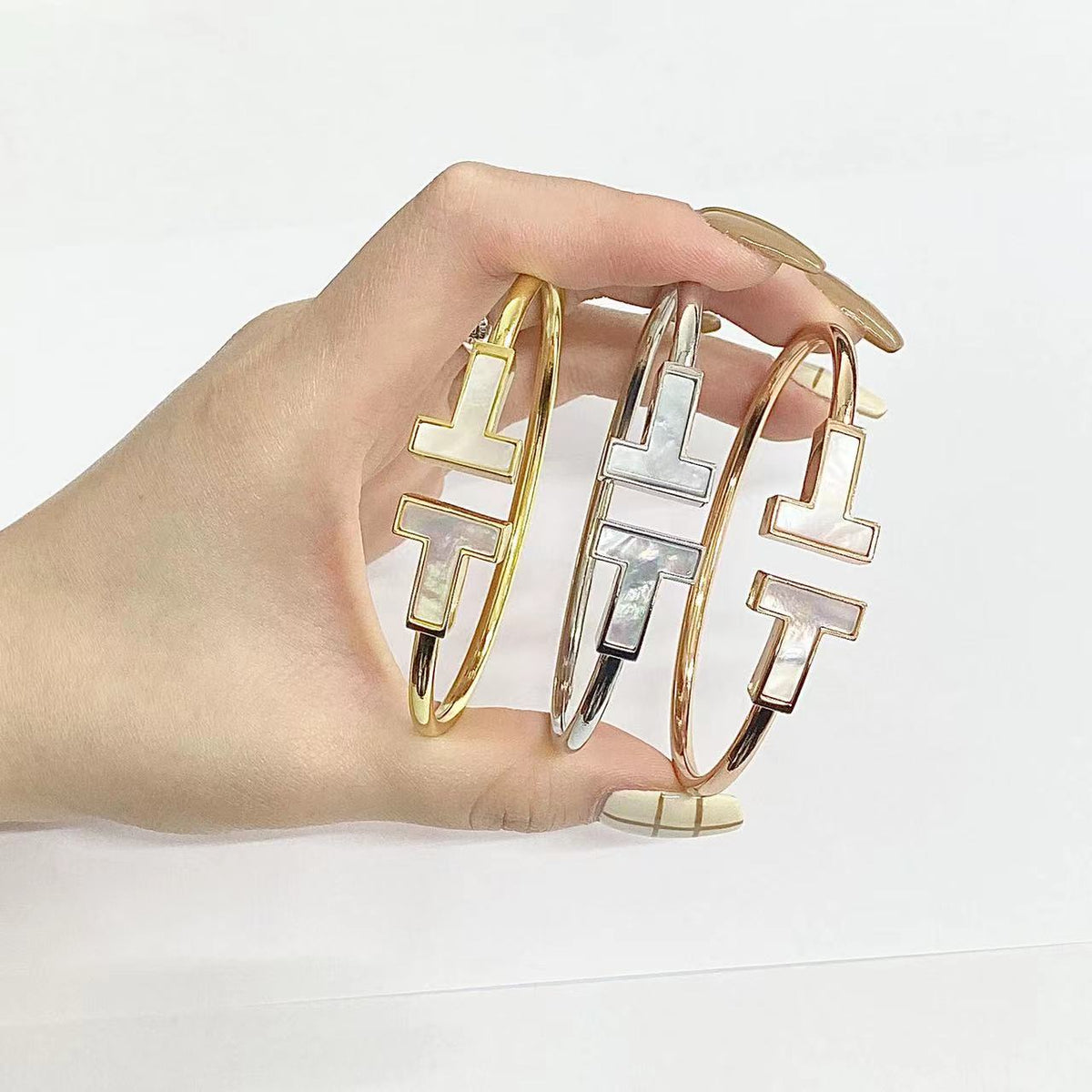 [JeweliWhal]T WIDE MOP OPEN BRACELET