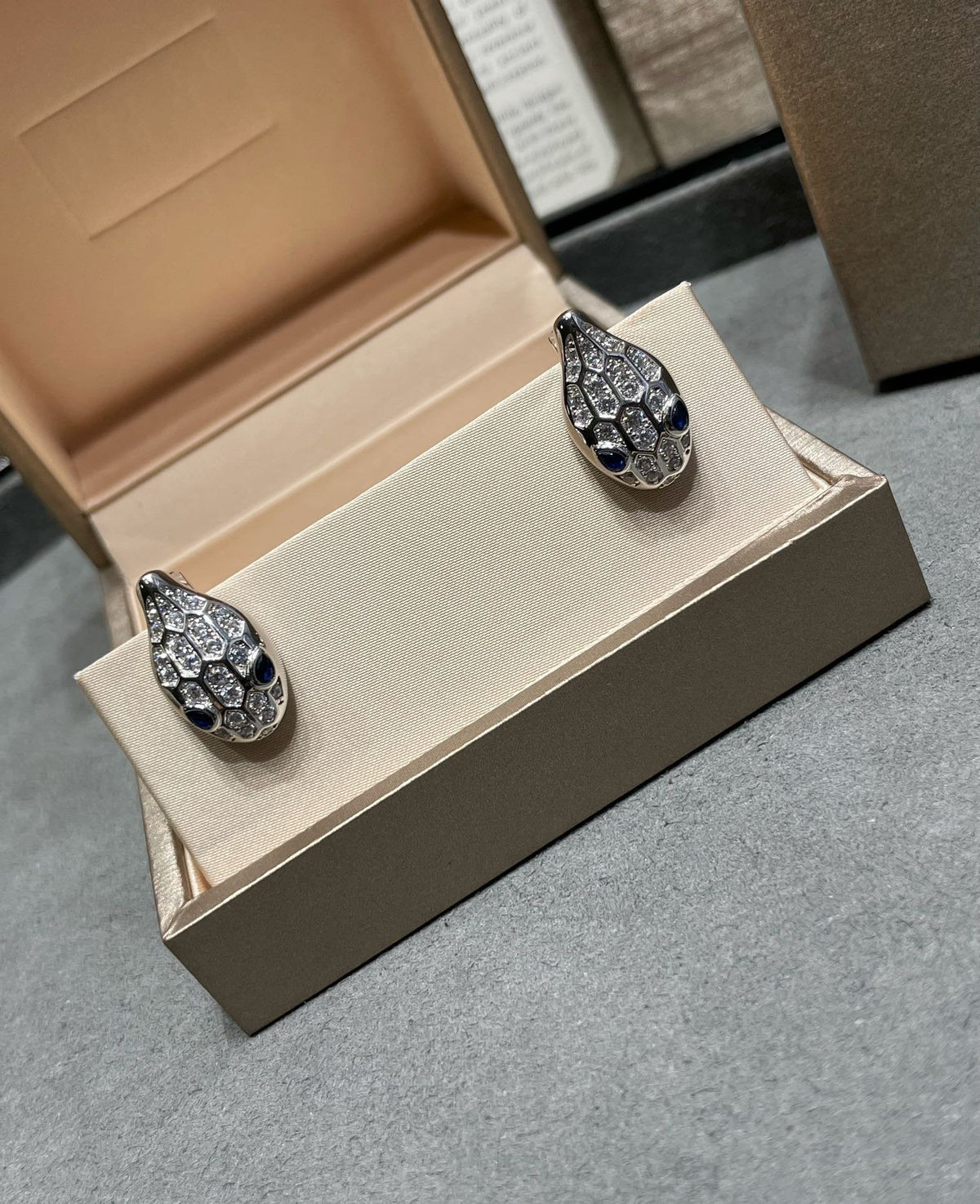 [⭐⭐JeweliWhal]SERPENT DIAMOND STUD EARRINGS