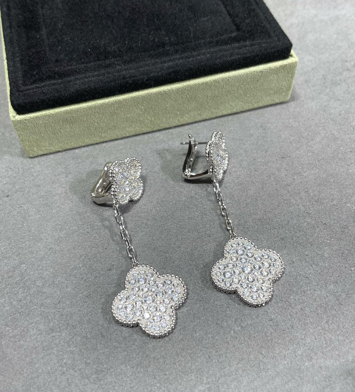 [⭐⭐JeweliWhal]CLOVER 2 MOTIVE OHRRINGE MIT DIAMANT-PAVÉ AUS SILBER