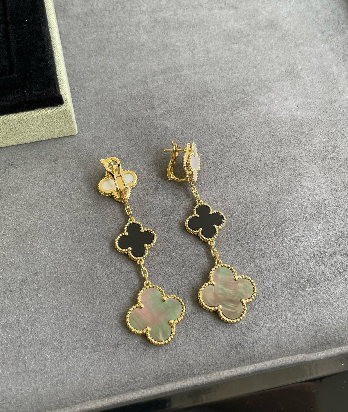 [⭐⭐JeweliWhal]CLOVER 3 MOTIF MOP ONYX DARK MOP PINK GOLD EARRINGS