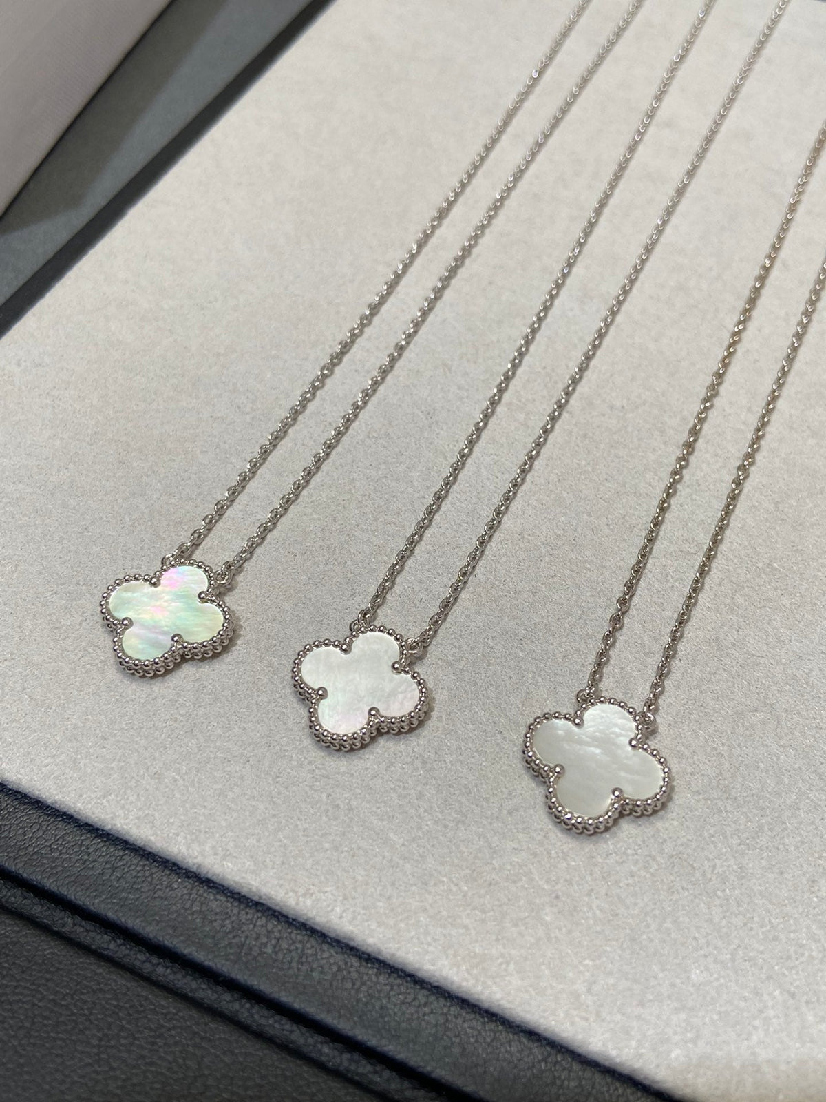 [⭐⭐JeweliWhal]CLOVER MEDIUM KETTE SILBER WEISS PERLMUTT