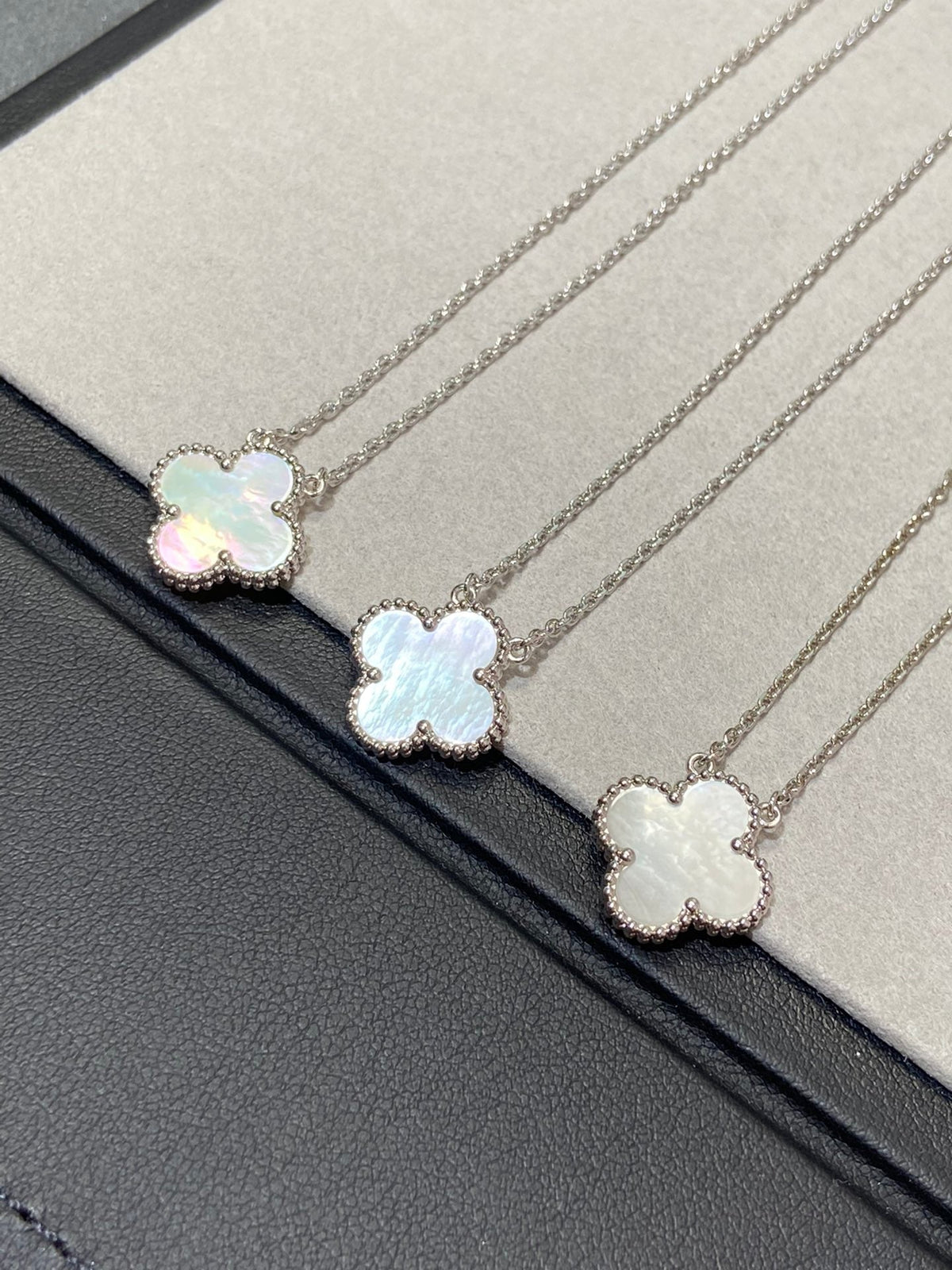 [⭐⭐JeweliWhal]CLOVER MEDIUM KETTE SILBER WEISS PERLMUTT