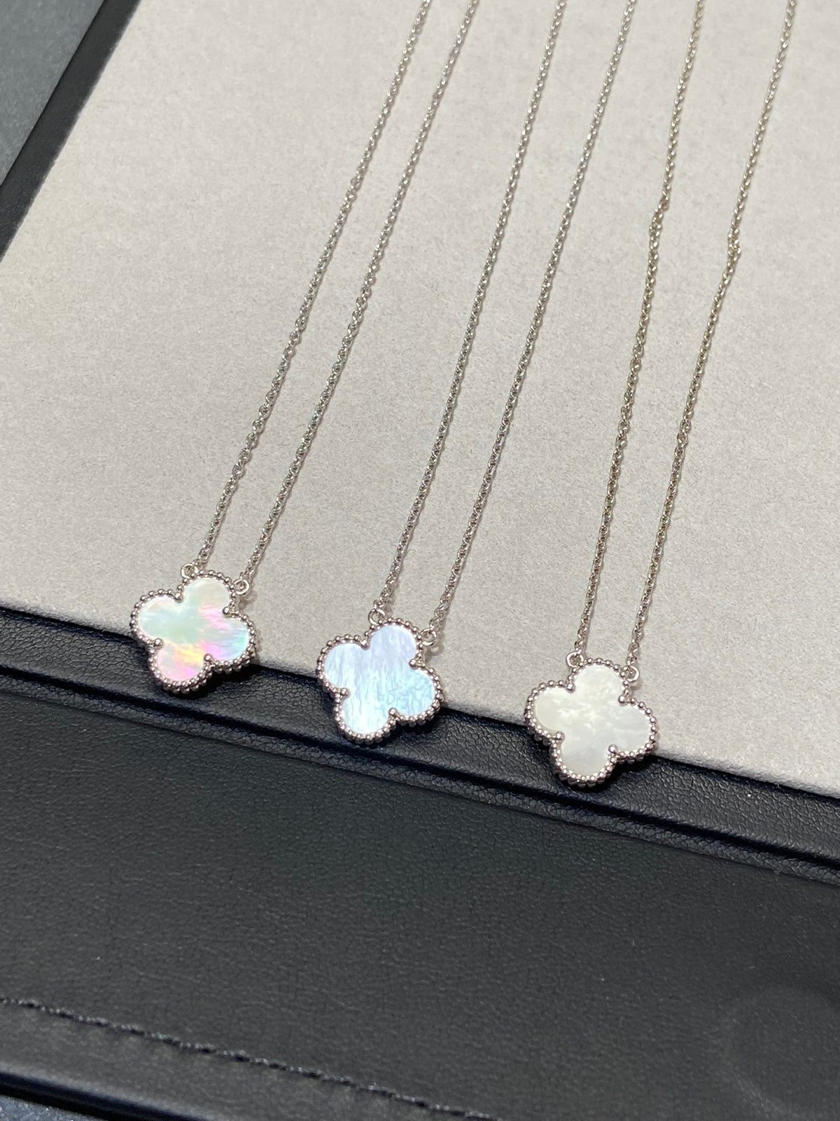 [⭐⭐JeweliWhal]CLOVER MEDIUM KETTE SILBER WEISS PERLMUTT