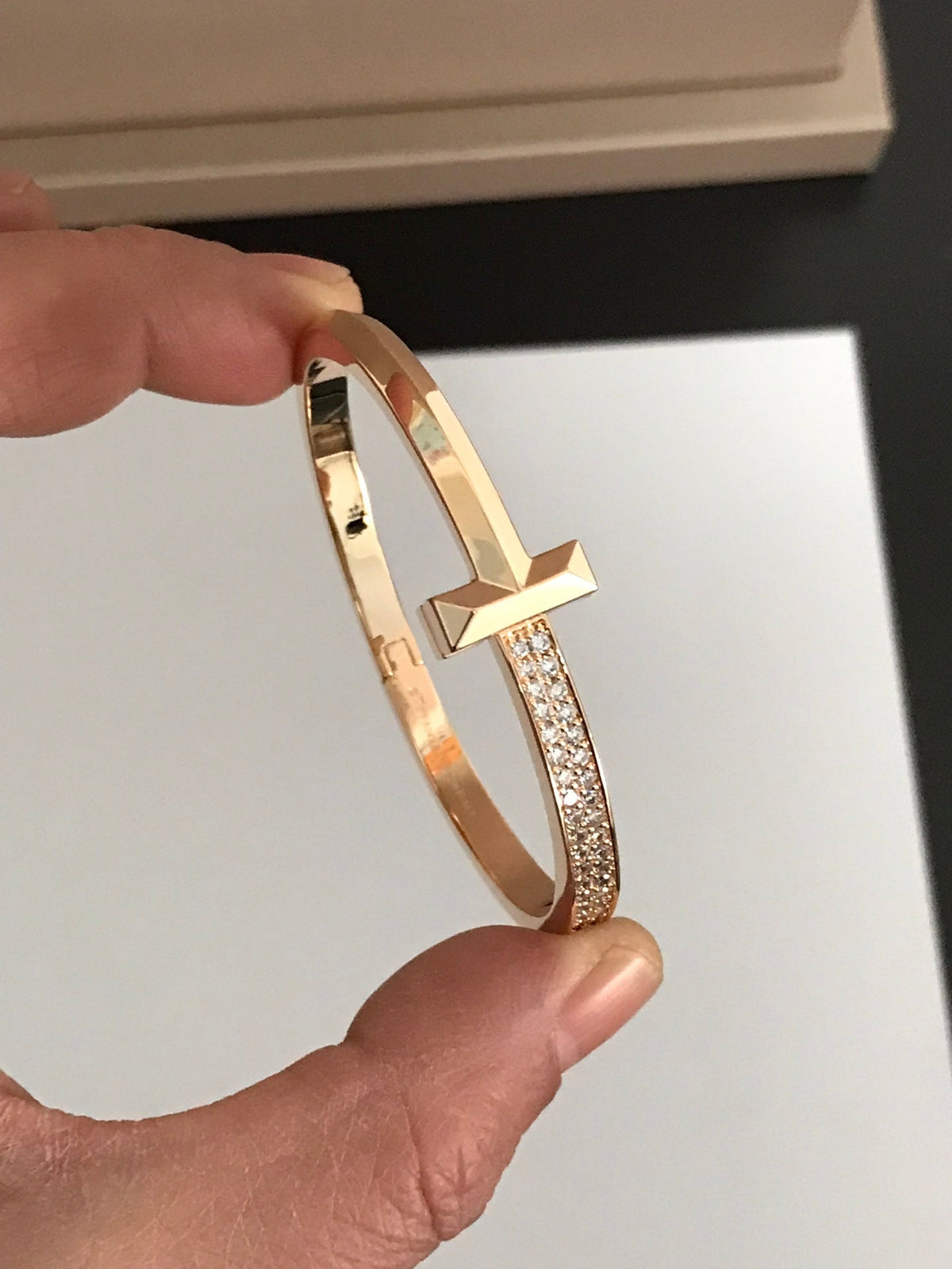 [JeweliWhal]T1 WIDE DIAMOND HINGED BANGLE PINK GOLD