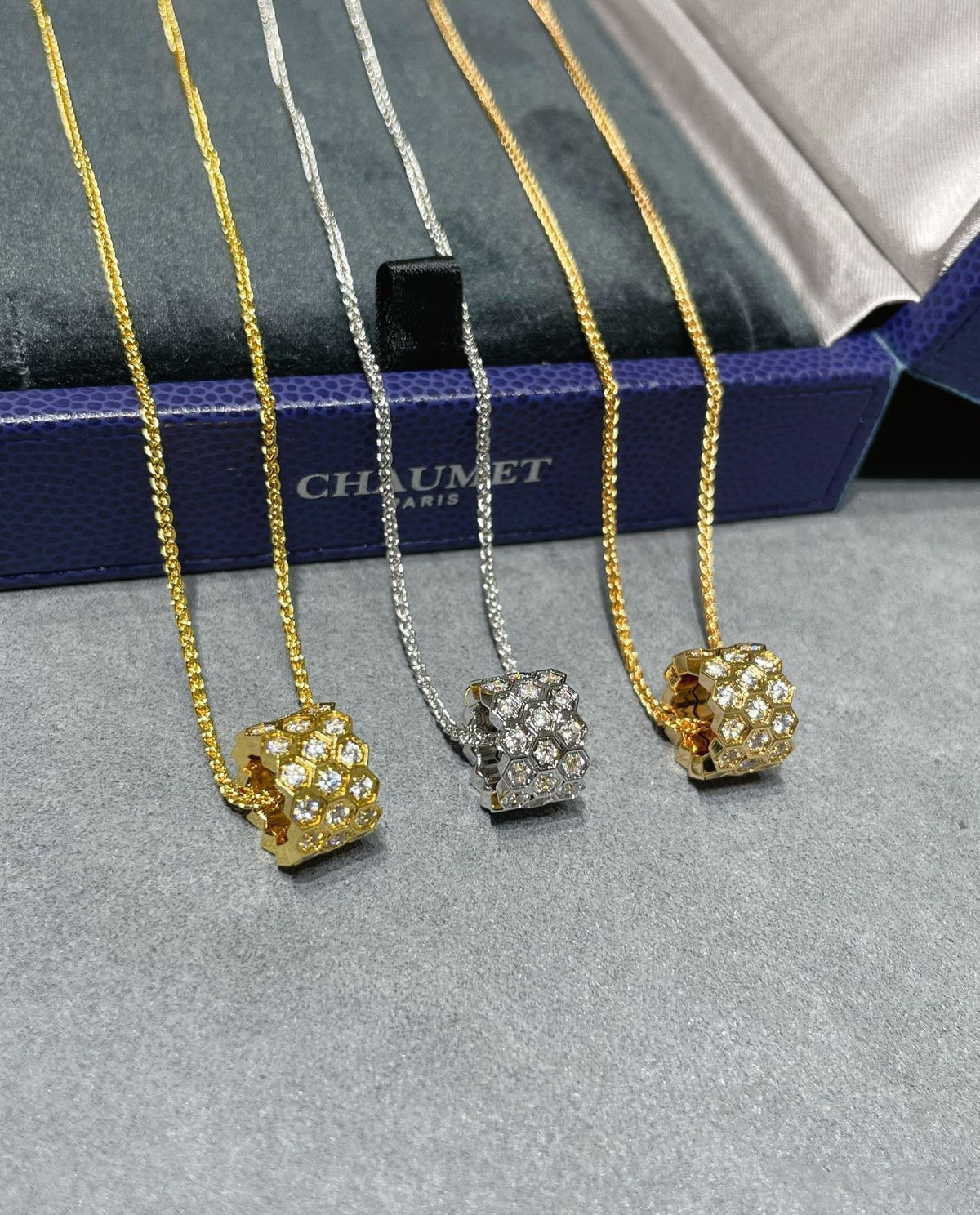 [⭐⭐JeweliWhal]BEE LOVE MIT DIAMANTEN BESETZTE 3-REIHIGE HALSKETTE