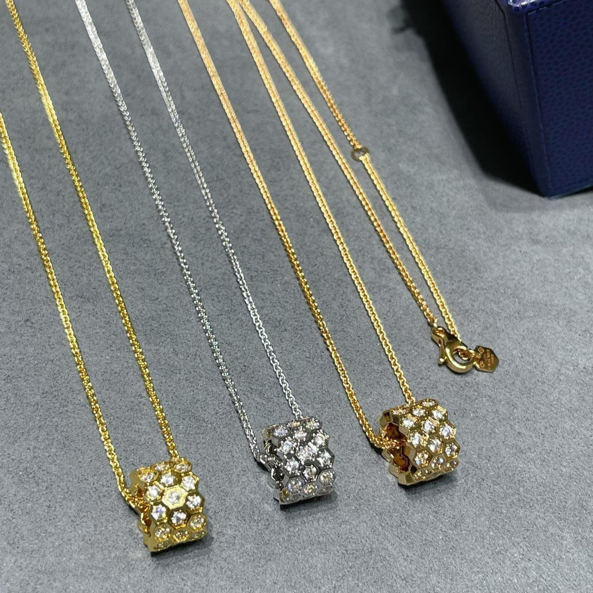 [⭐⭐JeweliWhal]BEE LOVE MIT DIAMANTEN BESETZTE 3-REIHIGE HALSKETTE