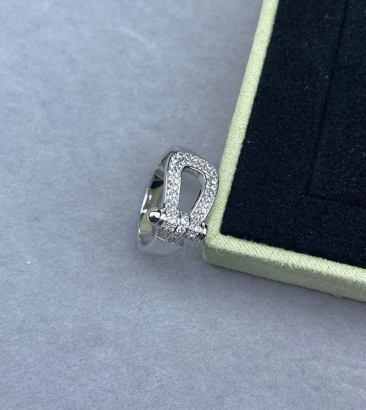 [⭐⭐JeweliWhal]Wide Hoof-Shaped Diamond-Studded Ring
