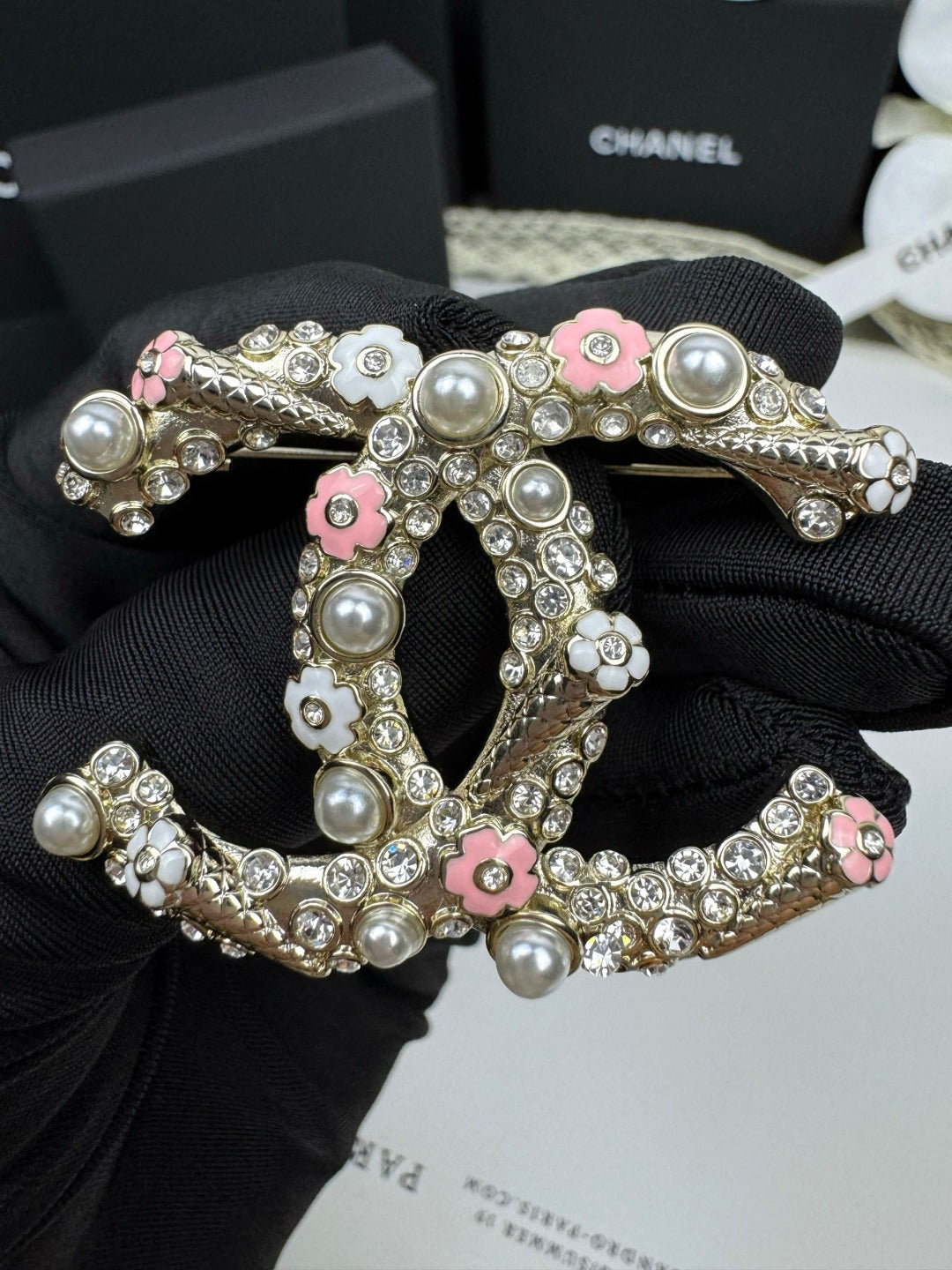 [⭐⭐JeweliWhal]26C Brosche mit rosa-weißer Emaille-Eistüte und Doppel-C