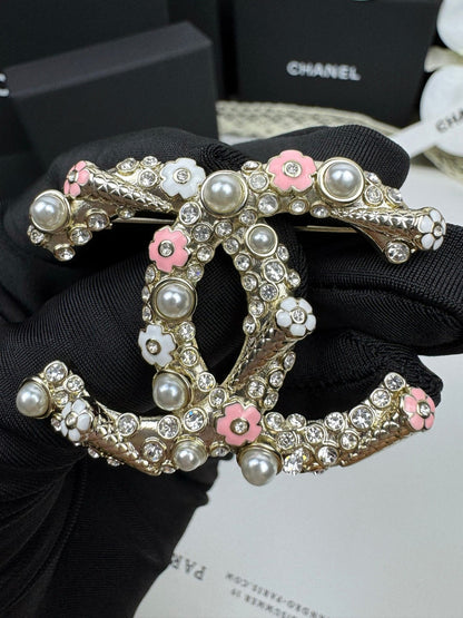[⭐⭐JeweliWhal]26C Brosche mit rosa-weißer Emaille-Eistüte und Doppel-C