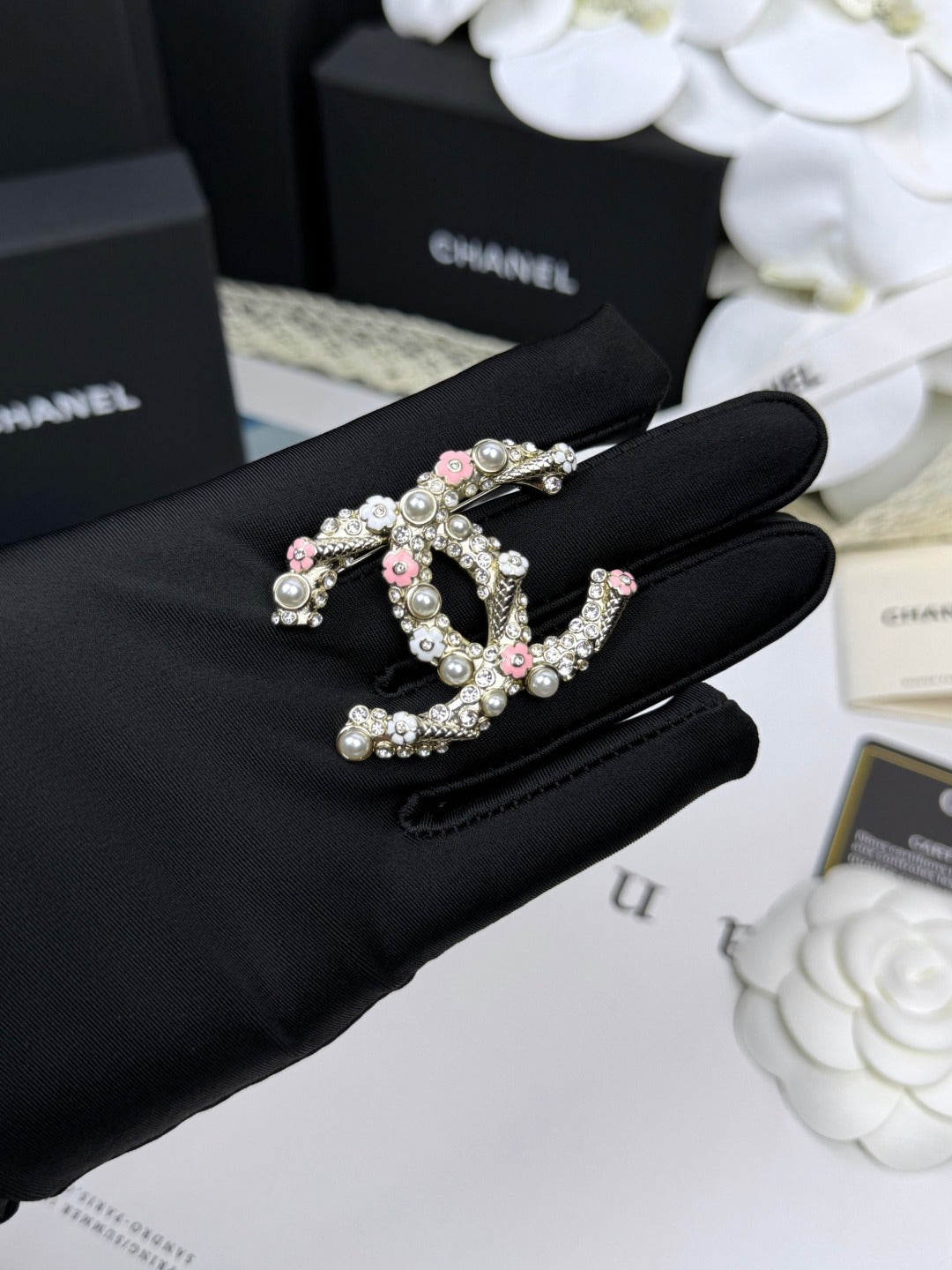 [⭐⭐JeweliWhal]26C Brosche mit rosa-weißer Emaille-Eistüte und Doppel-C