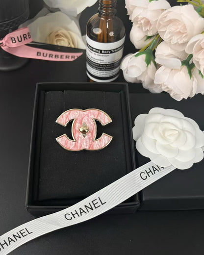 [⭐⭐JeweliWhal]Pink Resin Classic Brooch 5cm