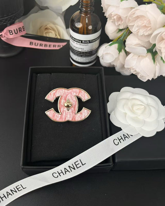 [⭐⭐JeweliWhal]Pink Resin Classic Brooch 5cm