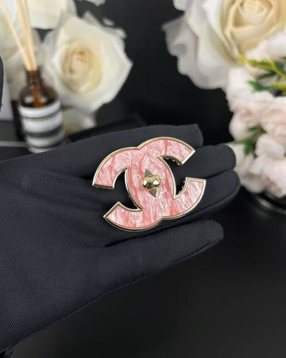 [⭐⭐JeweliWhal]Pink Resin Classic Brooch 5cm