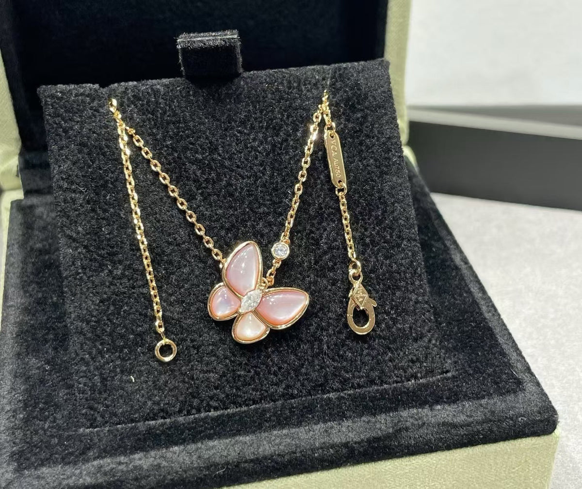 [⭐⭐JeweliWhal]BUTTERFLY PINK MOTHER-OF-PEARL DIAMOND NECKLACE