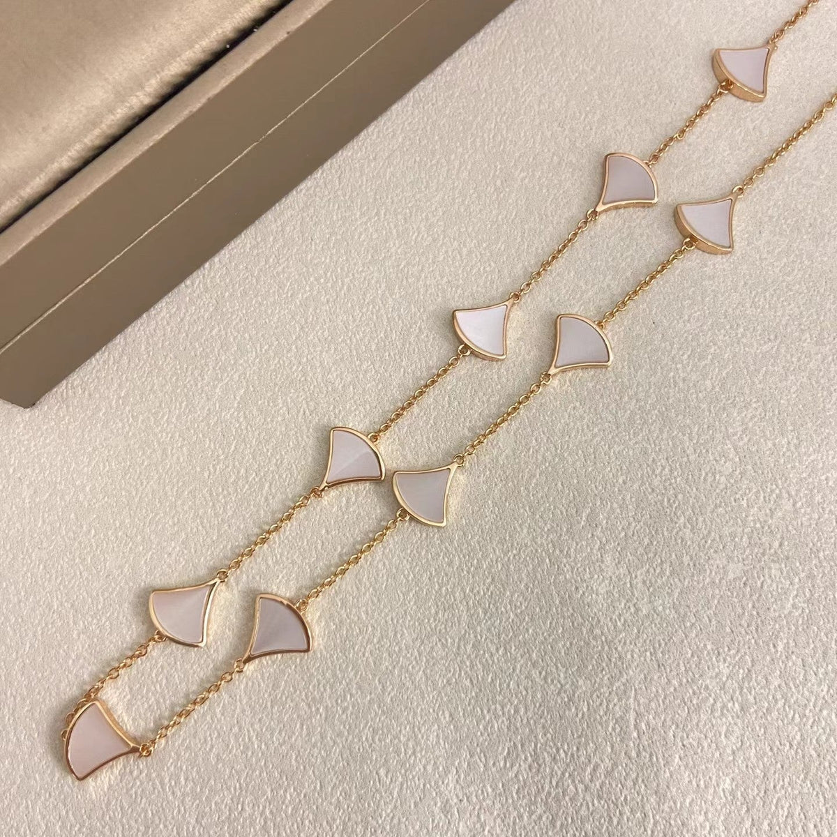 [⭐⭐JeweliWhal]NEUHEIT: BLUMENKLEID MIT ZEHN BLÜTEN UND GOLDHALSKETTE