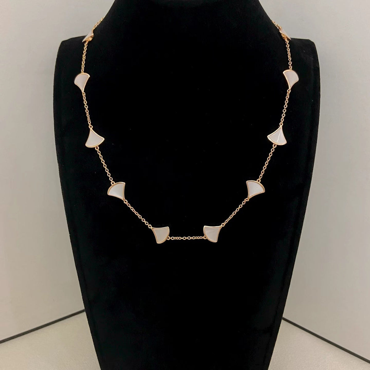 [⭐⭐JeweliWhal]NEUHEIT: BLUMENKLEID MIT ZEHN BLÜTEN UND GOLDHALSKETTE