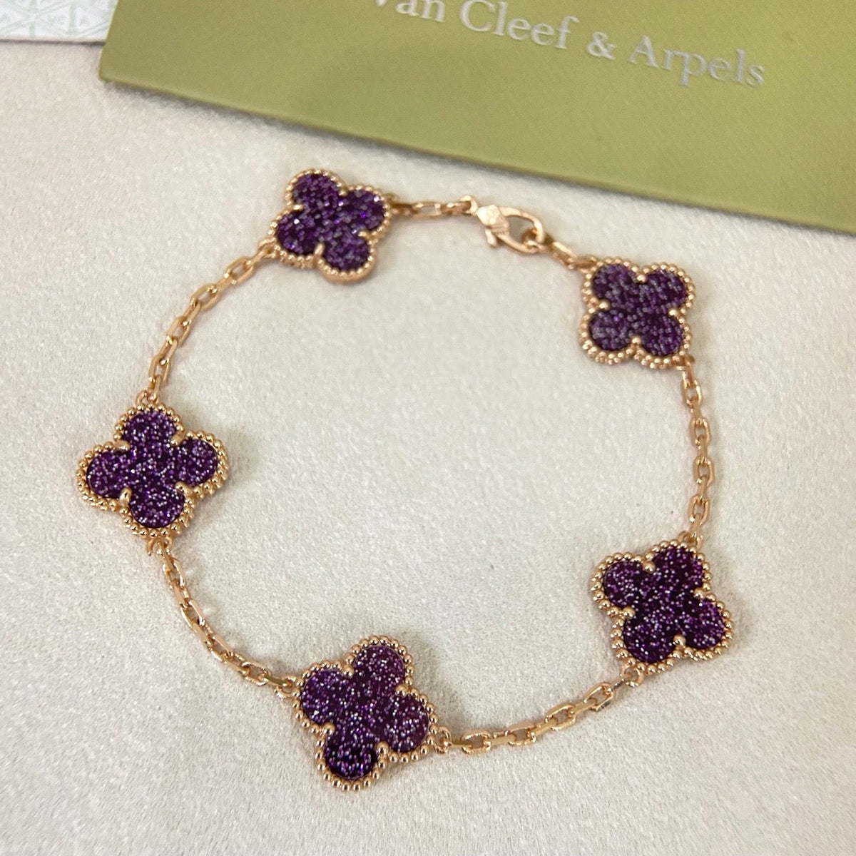 [⭐⭐JeweliWhal]NEUES ARMBAND MIT VIERBLÄTTRIGEM KLEEBATT UND 5 BLÜTEN AUS LILA SANDGOLD