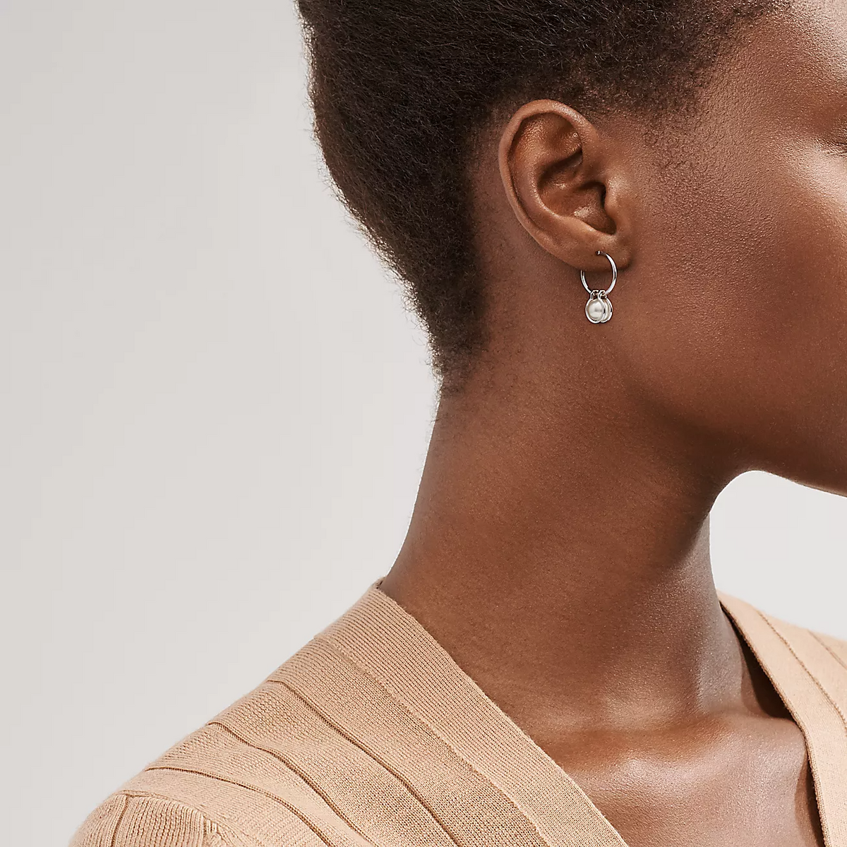 [JeweliWhal]PEARL HOOP SILVER EARRINGS