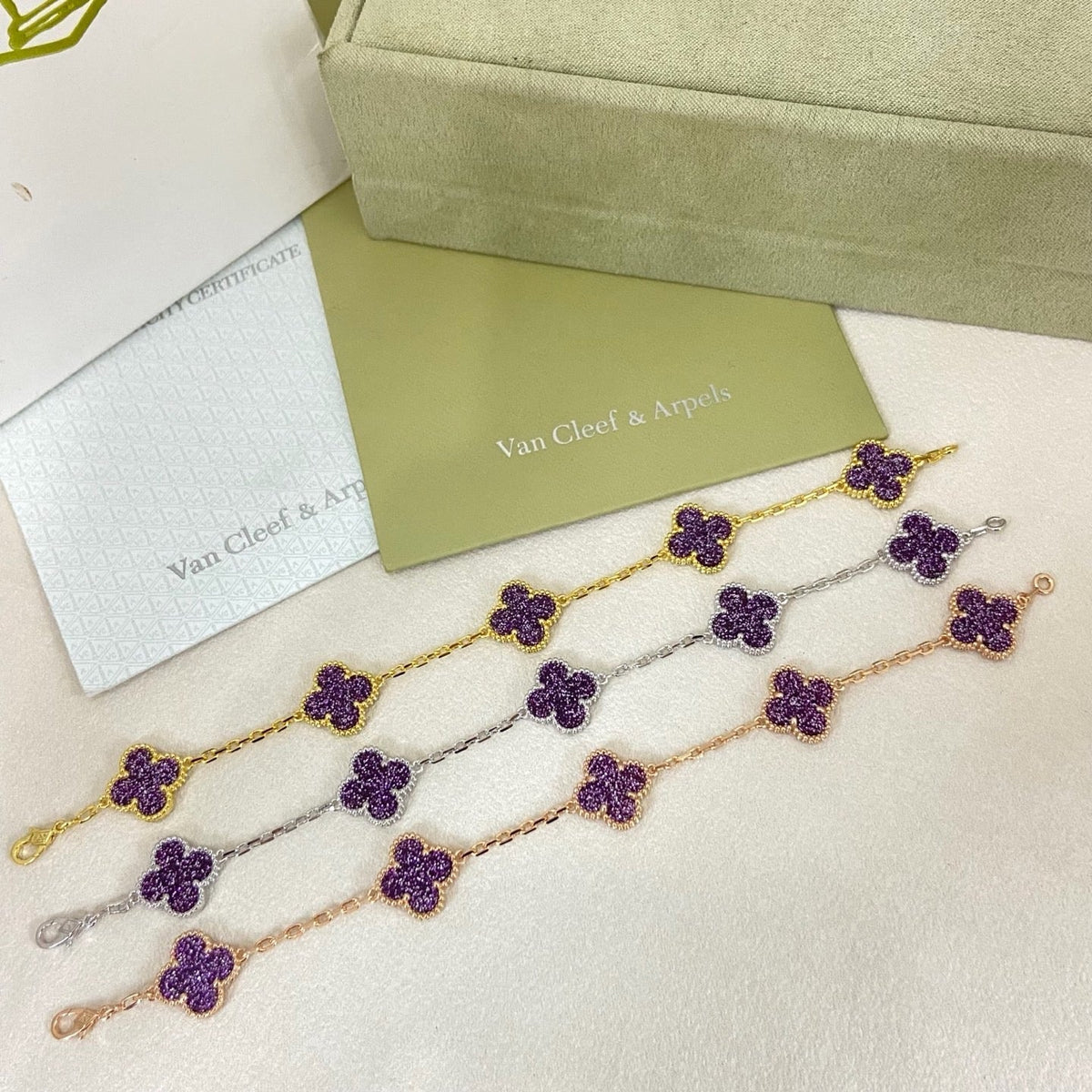 [⭐⭐JeweliWhal]NEUES ARMBAND MIT VIERBLÄTTRIGEM KLEEBATT UND 5 BLÜTEN AUS LILA SANDGOLD