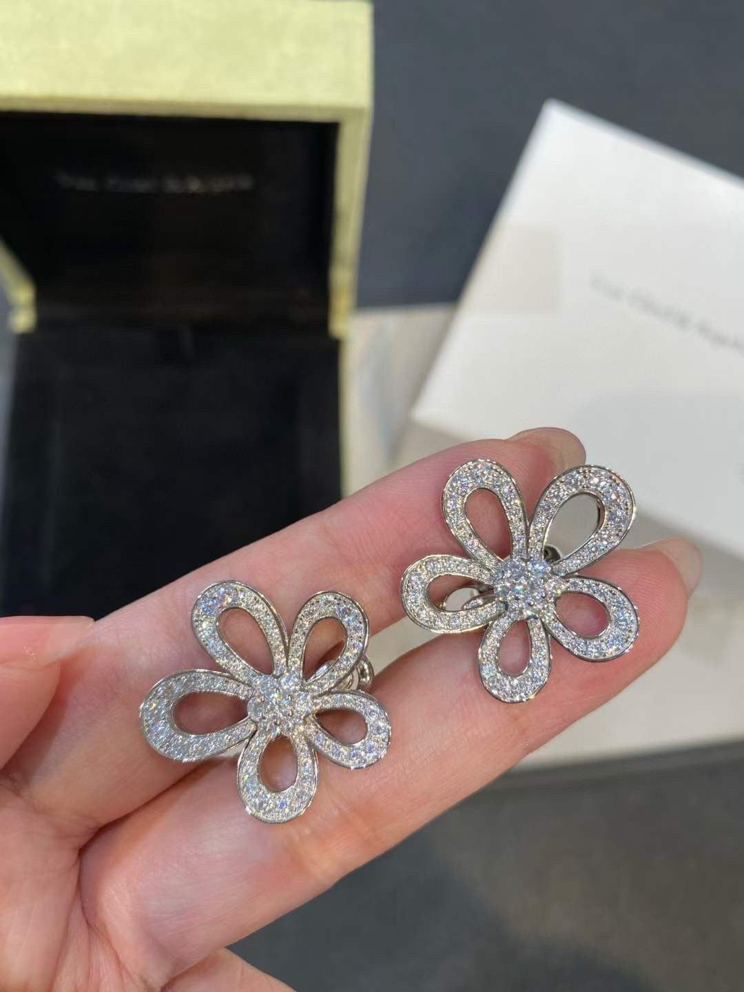 [⭐⭐JeweliWhal]BLUMENSPITZEN-OHRRINGE MIT VOLLBESATZ-DIAMANTEN