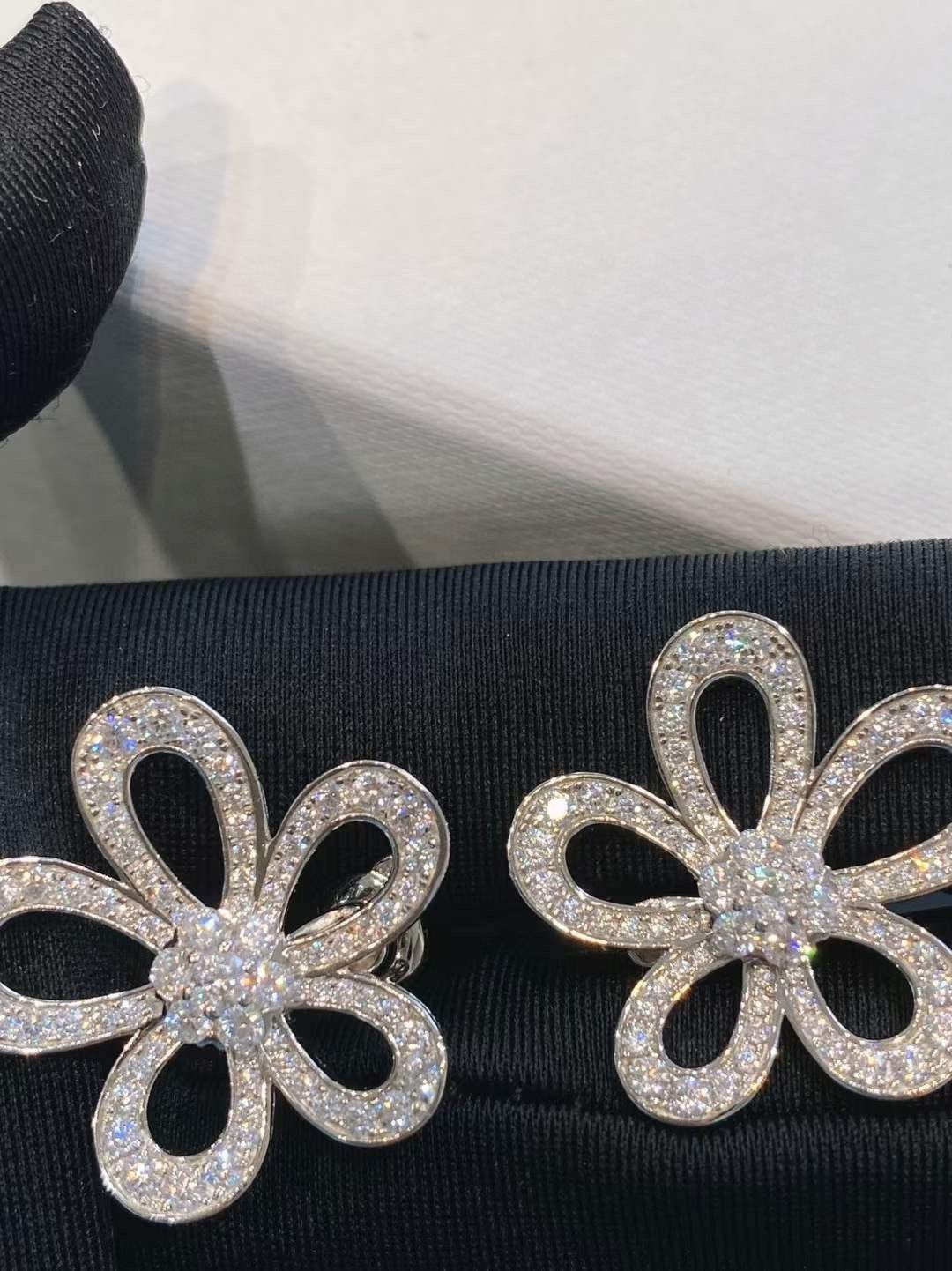 [⭐⭐JeweliWhal]BLUMENSPITZEN-OHRRINGE MIT VOLLBESATZ-DIAMANTEN