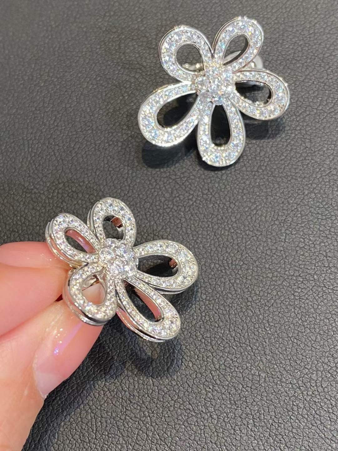 [⭐⭐JeweliWhal]BLUMENSPITZEN-OHRRINGE MIT VOLLBESATZ-DIAMANTEN