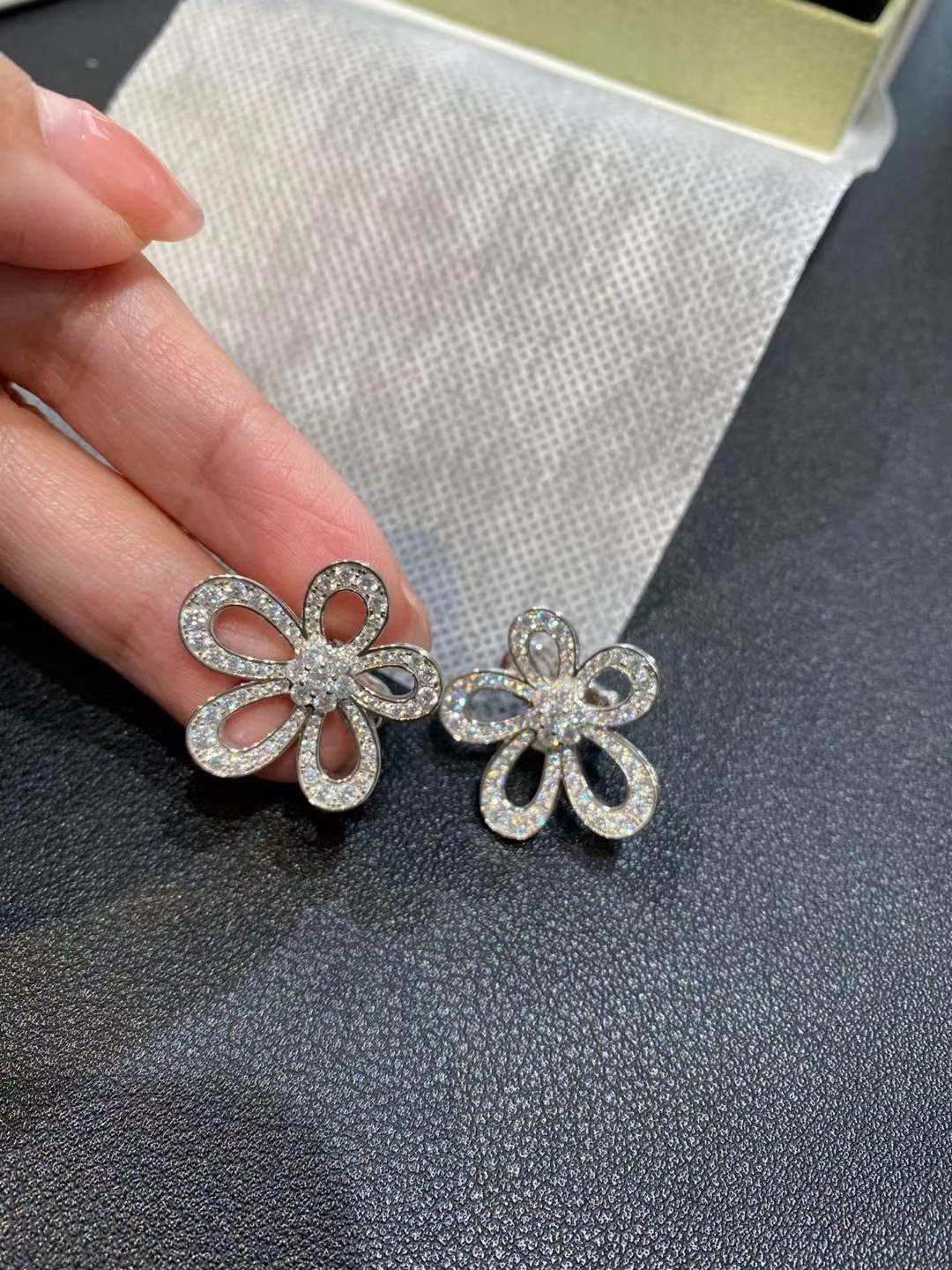 [⭐⭐JeweliWhal]BLUMENSPITZEN-OHRRINGE MIT VOLLBESATZ-DIAMANTEN