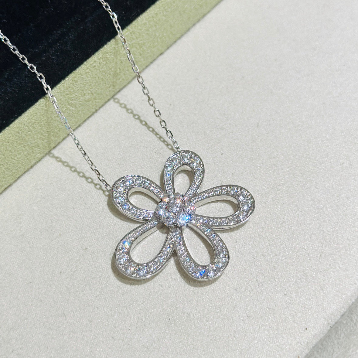[⭐⭐JeweliWhal]FLOWERLACE NECKLACE FULL DIAMONDS