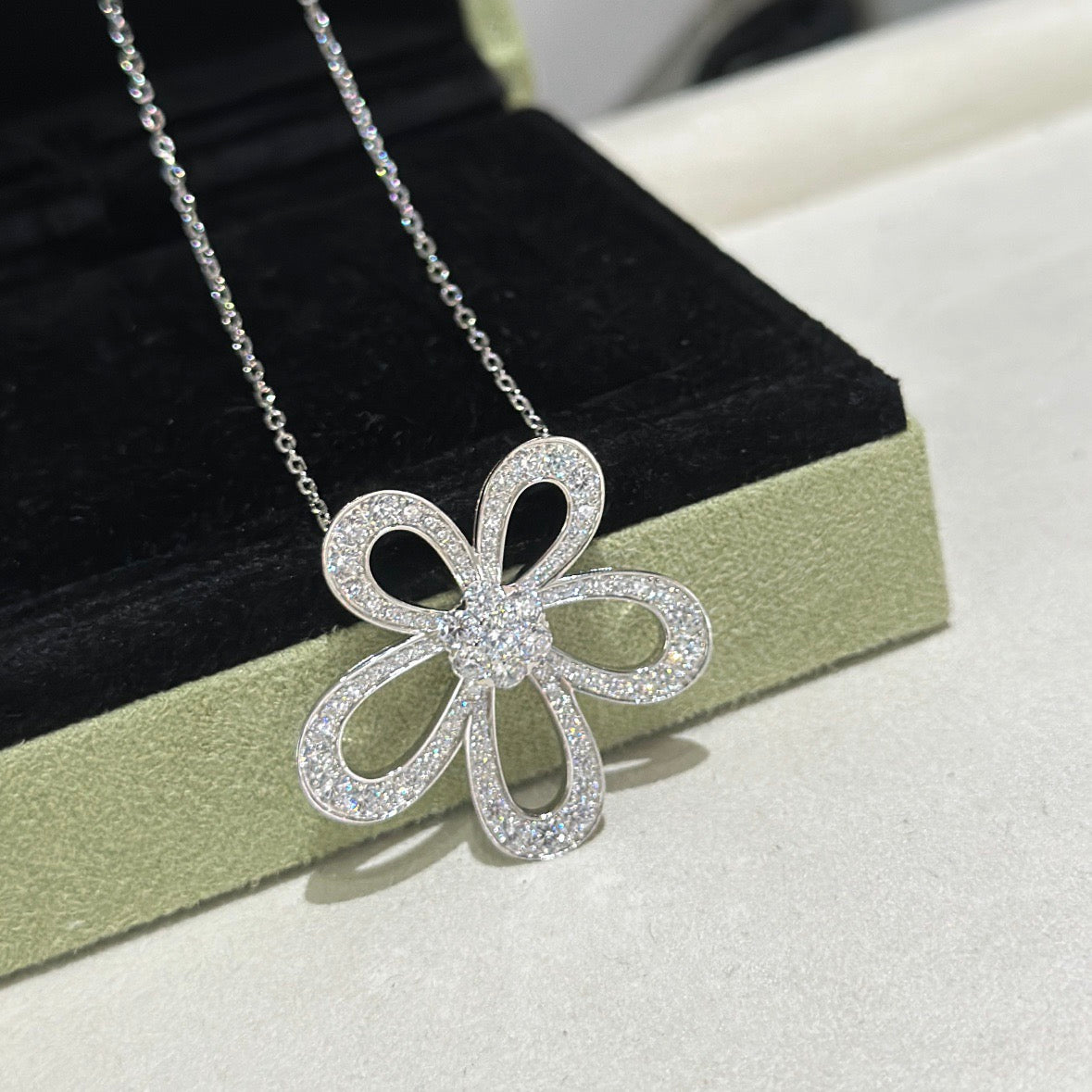[⭐⭐JeweliWhal]FLOWERLACE NECKLACE FULL DIAMONDS