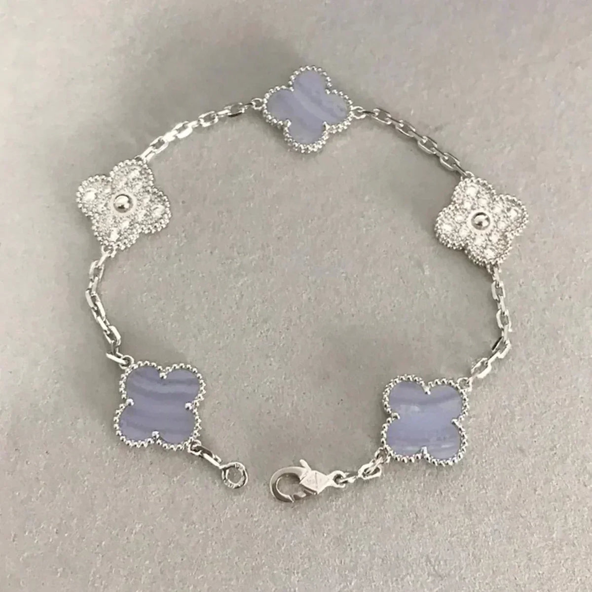 [⭐⭐JeweliWhal] KOLLEKTION CLOVER 5-MOTIV ARMBAND AUS LILA CHALCEDON