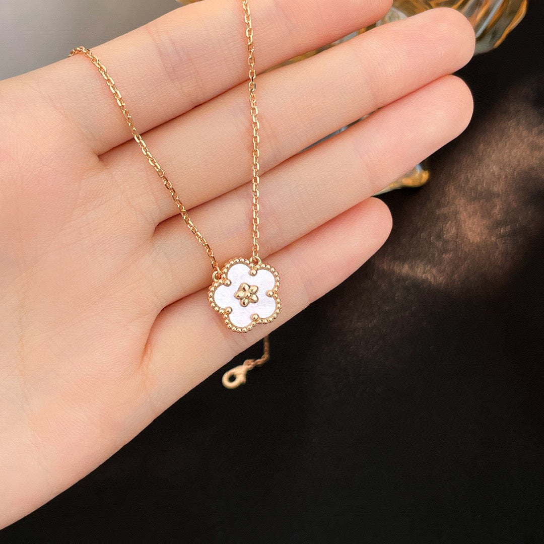 [⭐⭐JeweliWhal]LUCKY  WHITE MOP  PLUM BLOSSOM NECKLACE