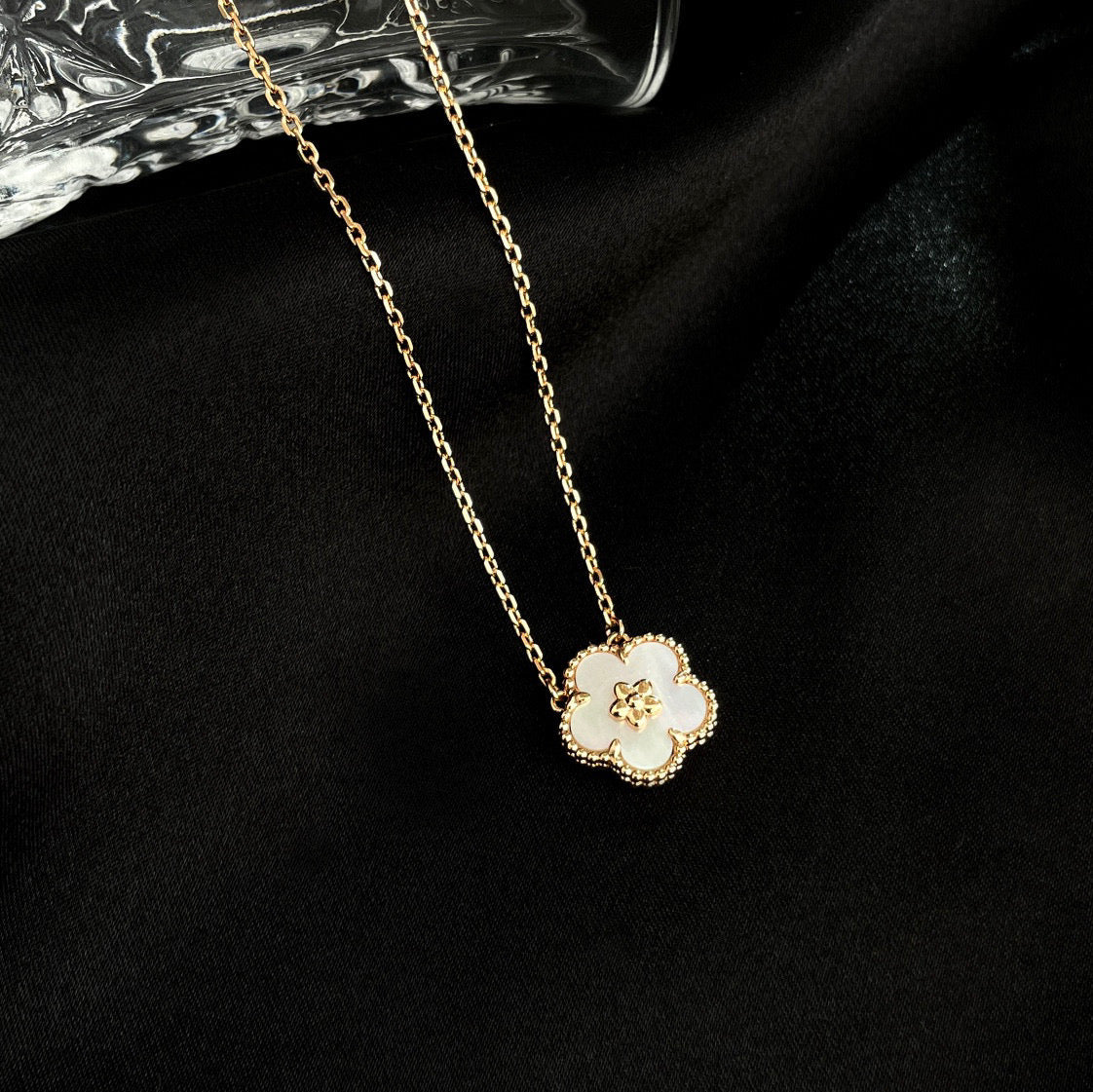 [⭐⭐JeweliWhal]LUCKY  WHITE MOP  PLUM BLOSSOM NECKLACE