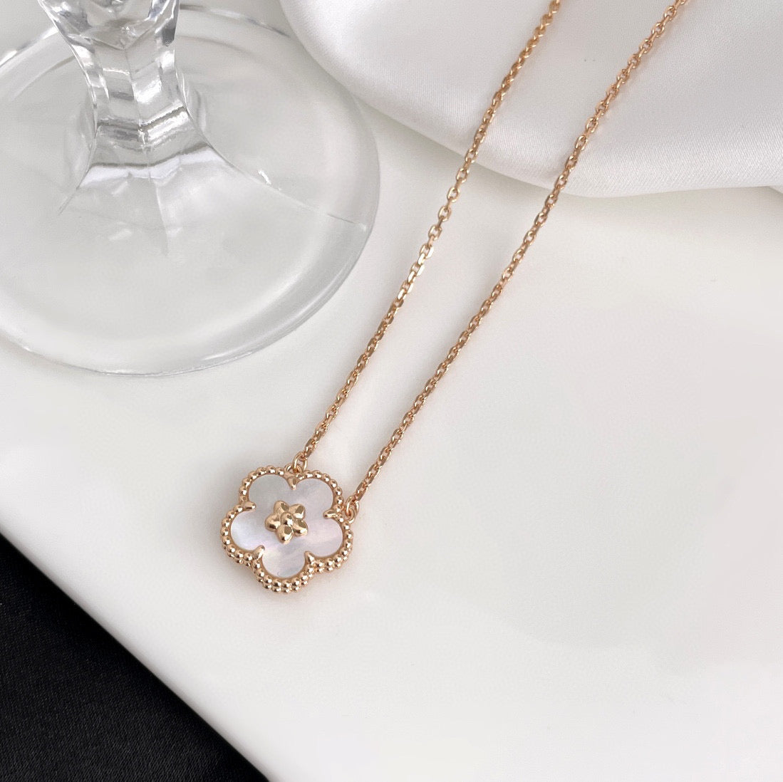 [⭐⭐JeweliWhal]LUCKY  WHITE MOP  PLUM BLOSSOM NECKLACE