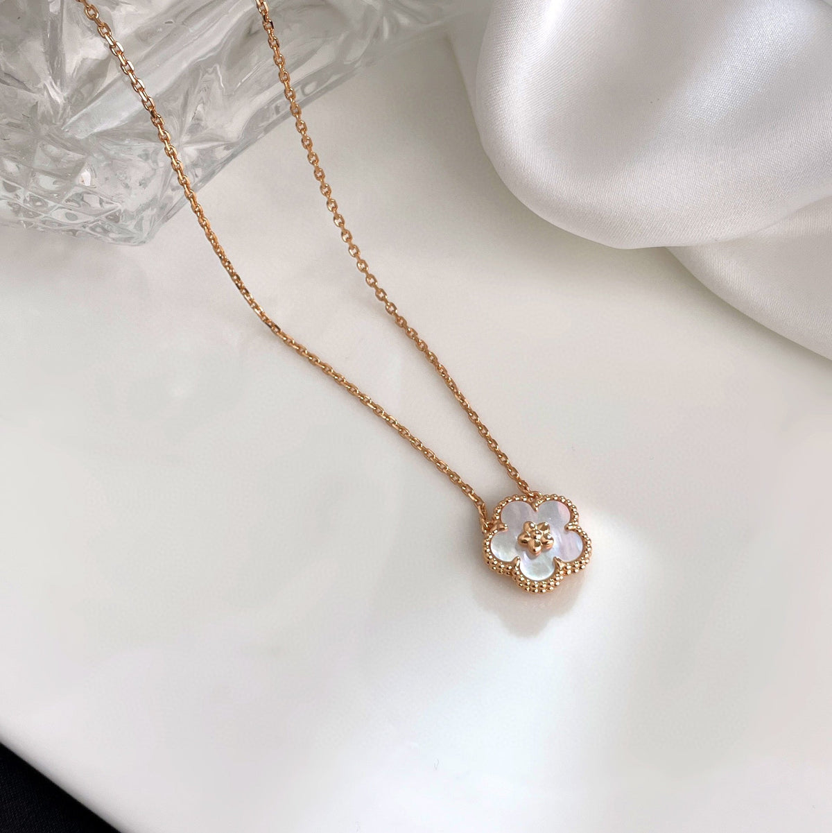 [⭐⭐JeweliWhal]LUCKY  WHITE MOP  PLUM BLOSSOM NECKLACE