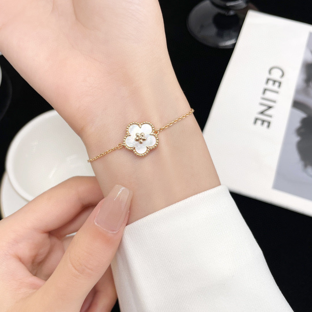 [⭐⭐JeweliWhal]GLÜCKSBRACELETT MIT WEISSEM PERLMUTT-BLÜTENMUSTER
