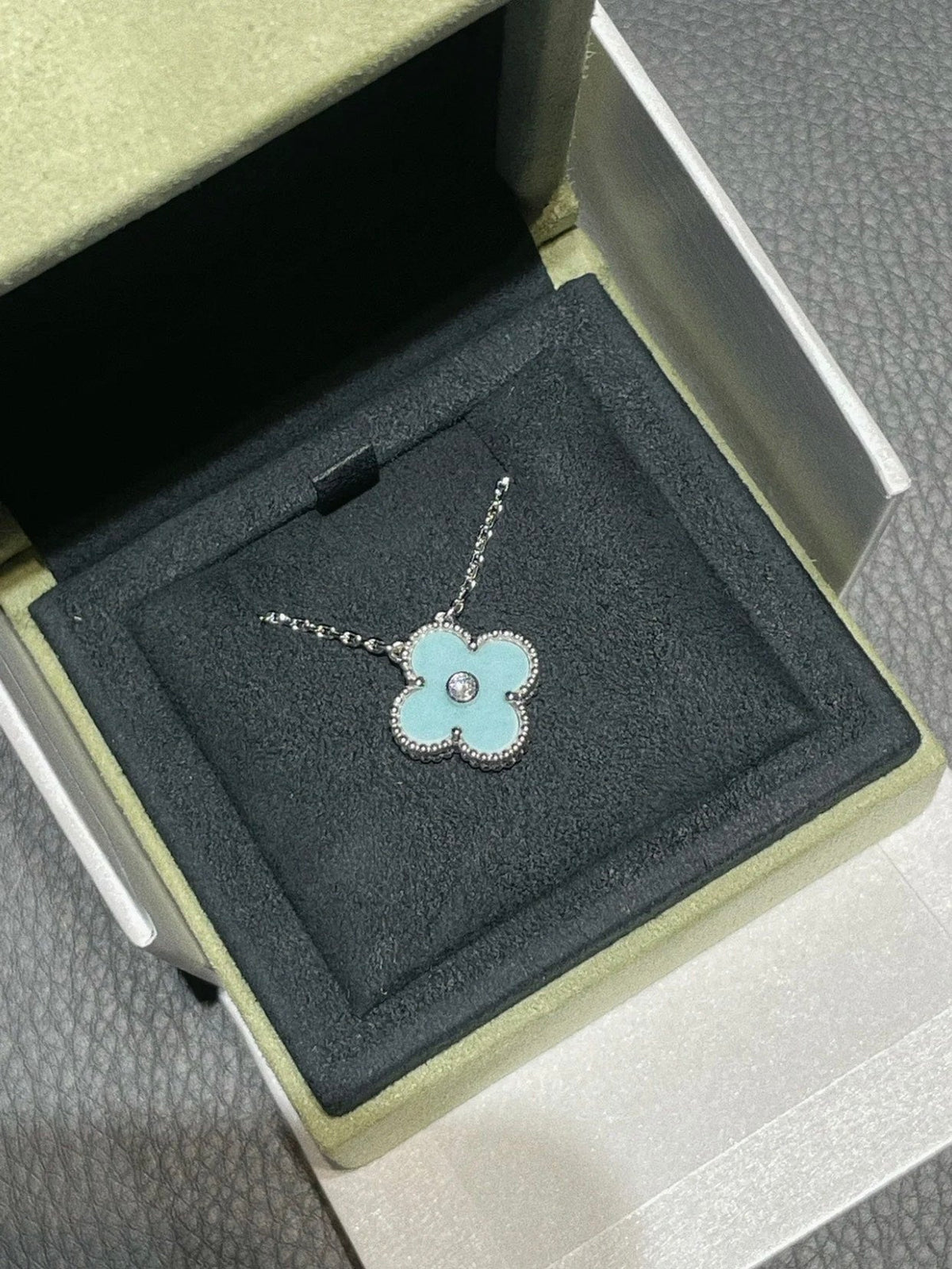 [⭐⭐JeweliWhal]CLOVER 1 DIAMOND LIGHT BLUE SILVER NECKLACE