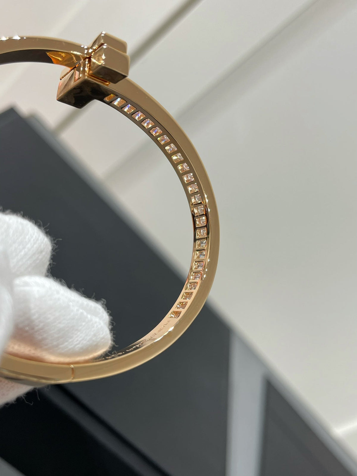 [JeweliWhal]WIDE HINGED BANGLE PINK GOLD WITH BAGUETTE DIAMONDS