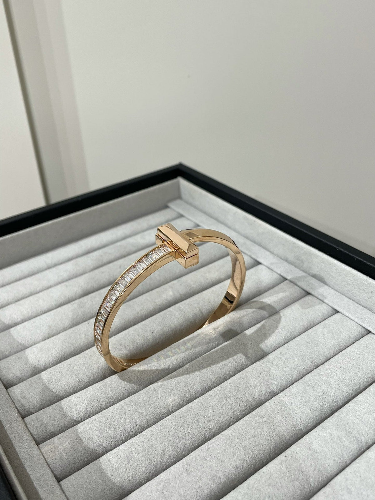 [JeweliWhal]WIDE HINGED BANGLE PINK GOLD WITH BAGUETTE DIAMONDS